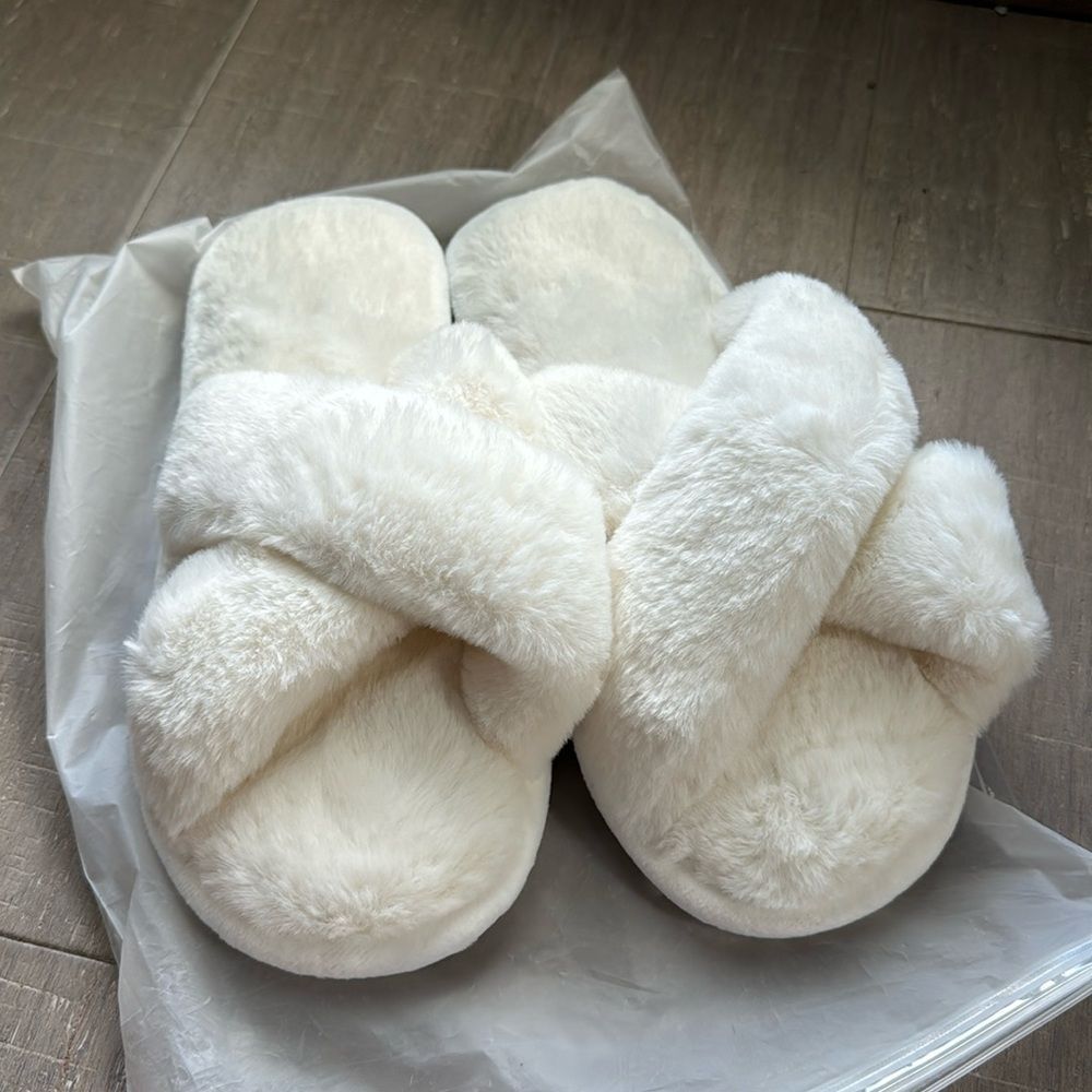 White Fuzzy Slippers Bridesmaid Wedding Shoes Sz 8